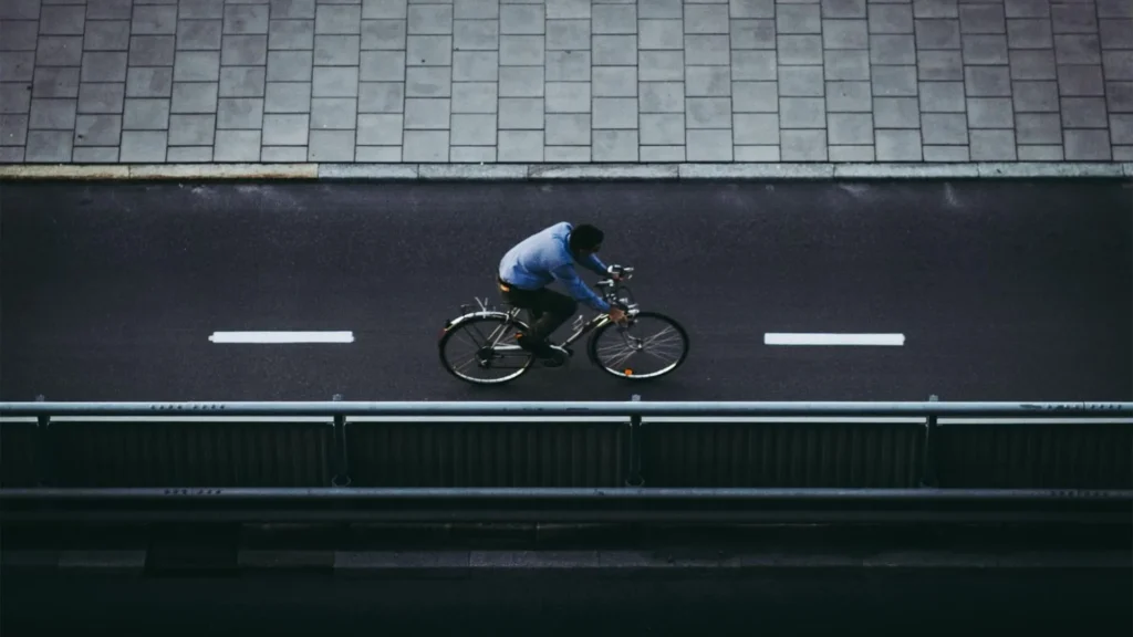 homem andando de bicicleta na rua