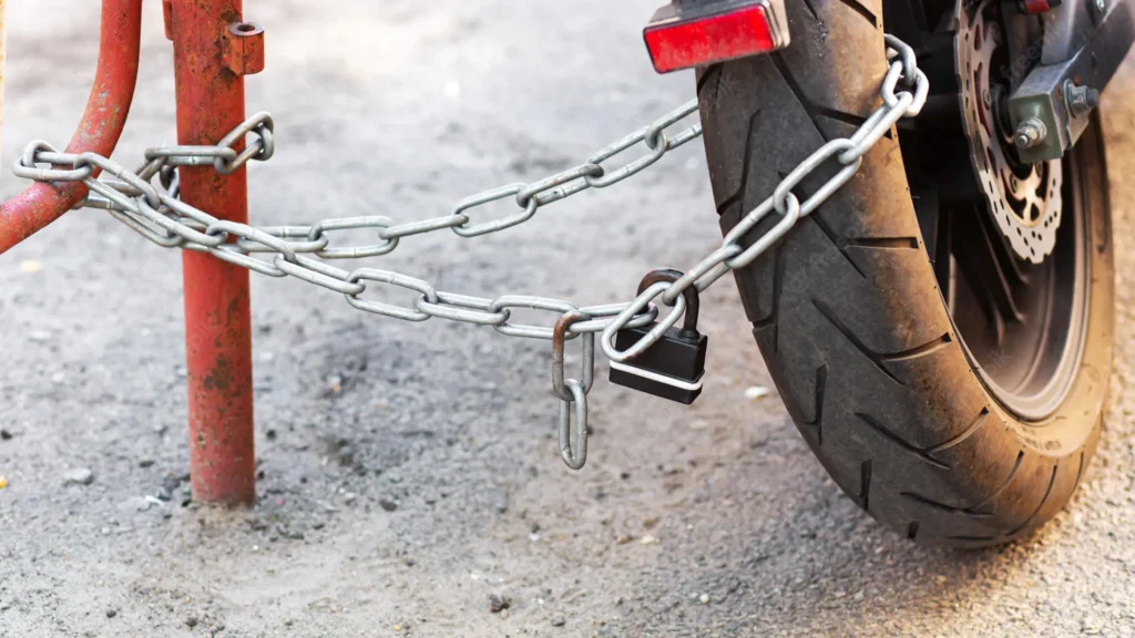 moto presa em poste com corrente