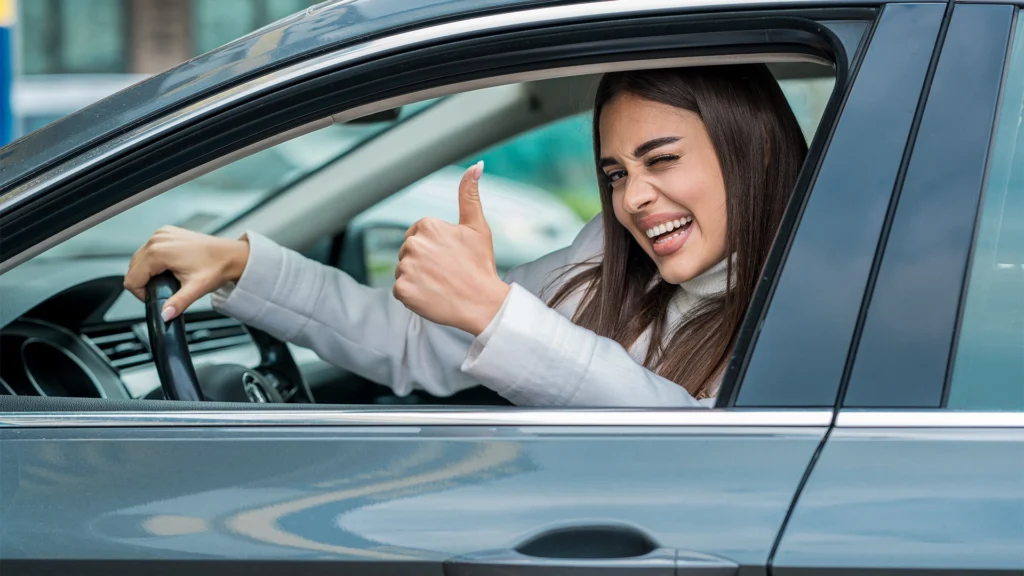 veículo protegido- mulher-atraente-posando-atras-do-volante-de-seu-carro