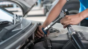 gás natural braço segurando ferramenta, mexendo dentro do carro