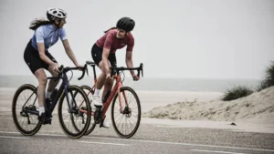 Bike duas mulheres andando de cicicleta em frente a praia