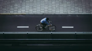 Ciclistas homem andando de bicicleta na rua