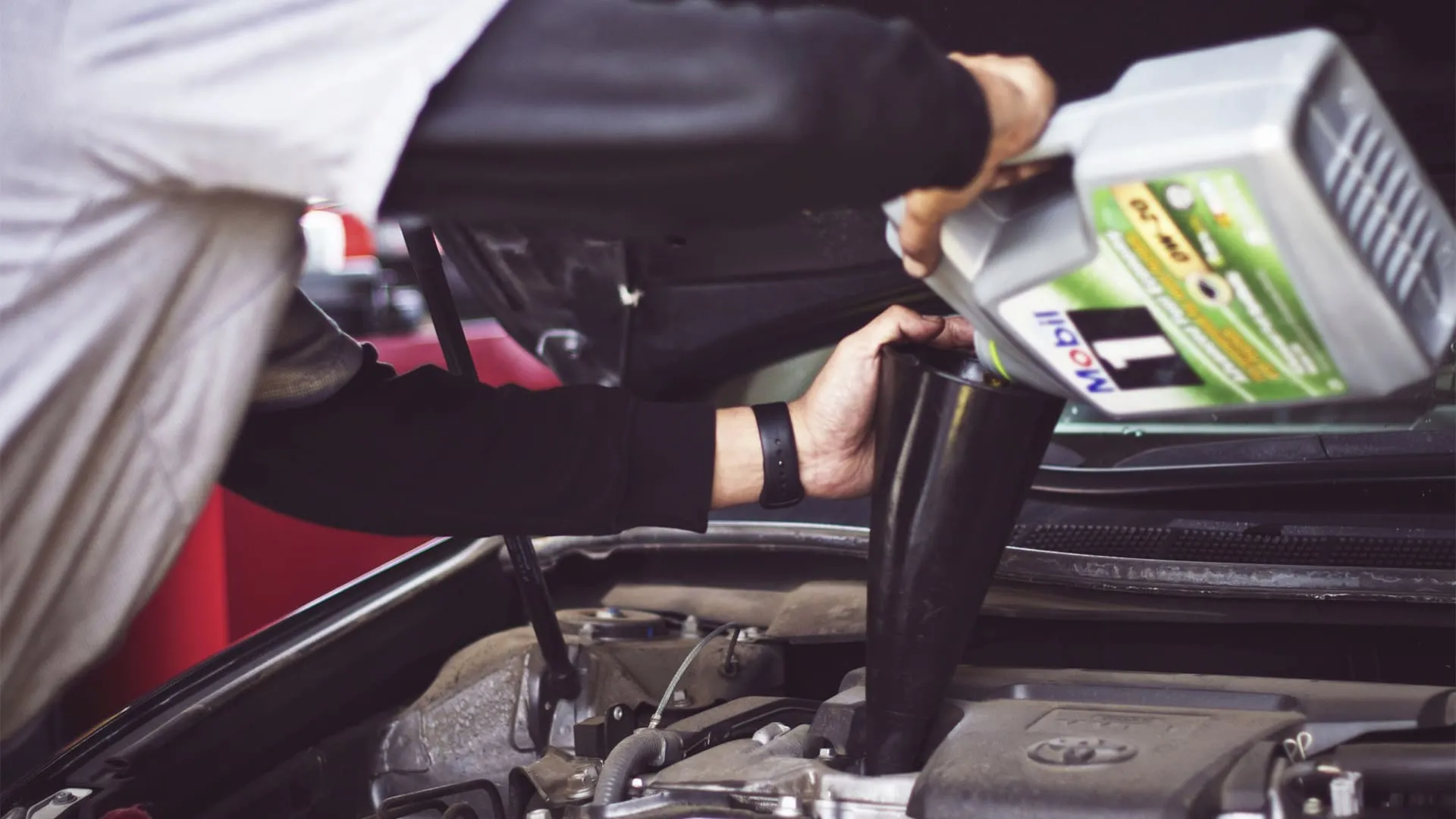 revisão homem despejando oléo dentro do tanque do carro