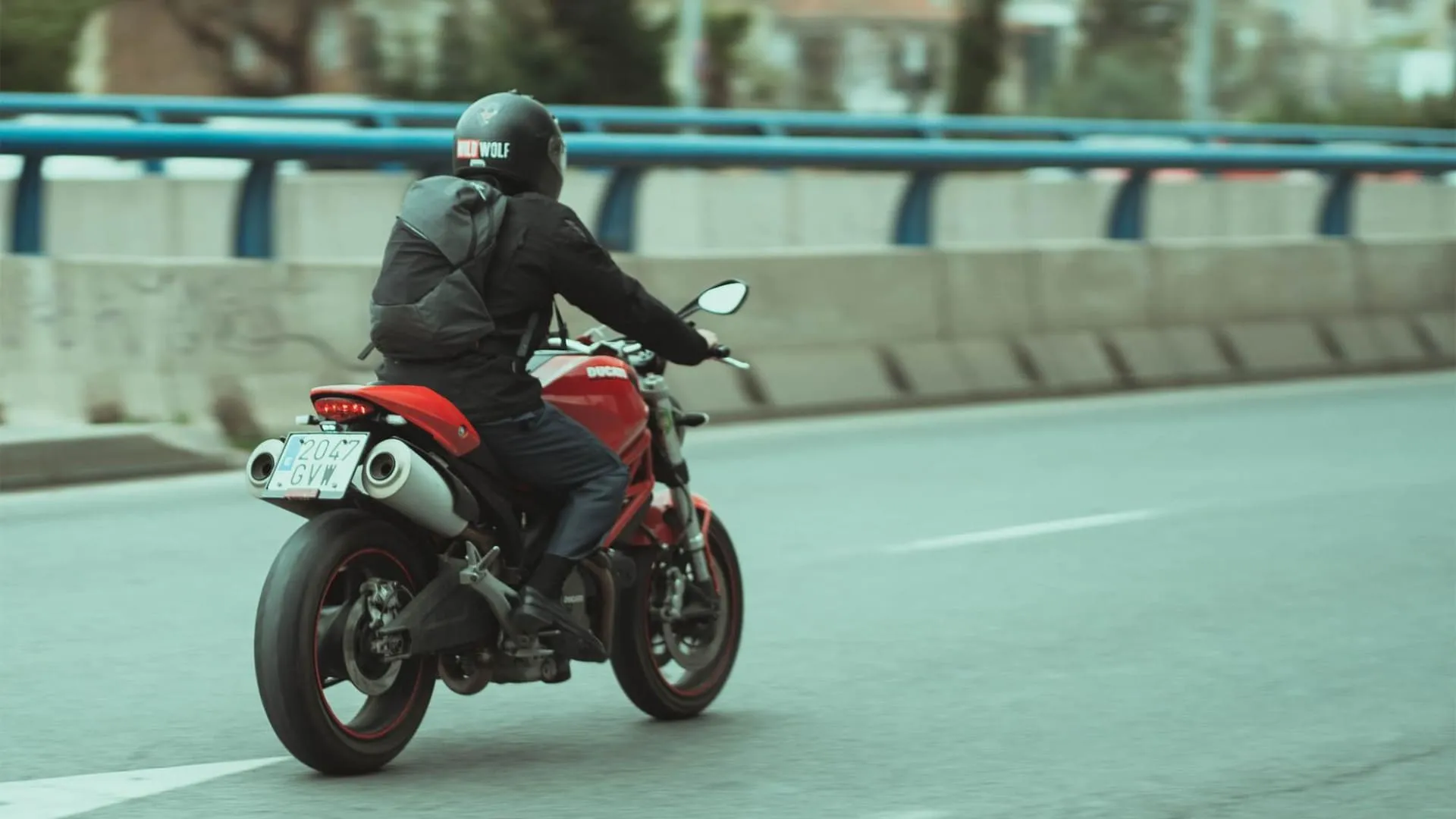 Segurança homem pilotando motocicleta em cidade