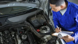 viajar homem segurando prancheta olhando interior do carro