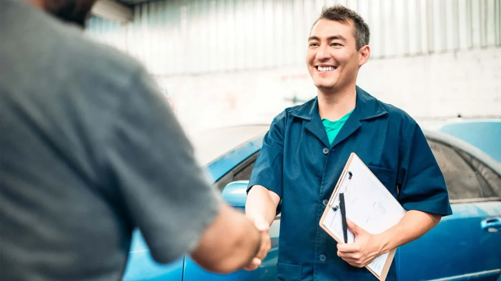 Proteção Veicular homem sorrindo cumprimentando outra pessoa