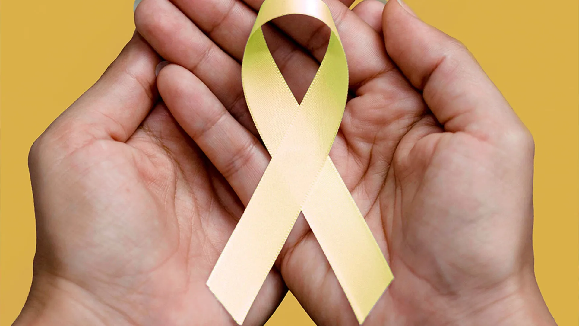 Maio Amarelo mão segurando laço amarelo