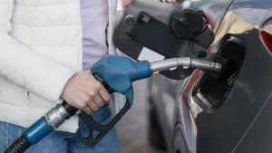 Gasolina ou etanol mulher colocando gasolina em seu carro