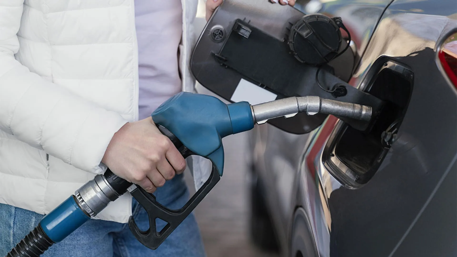Gasolina ou etanol mulher colocando gasolina em seu carro