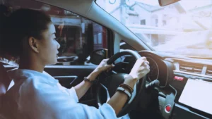 proteção veicular mulher dentro do seu carro olhando para frente