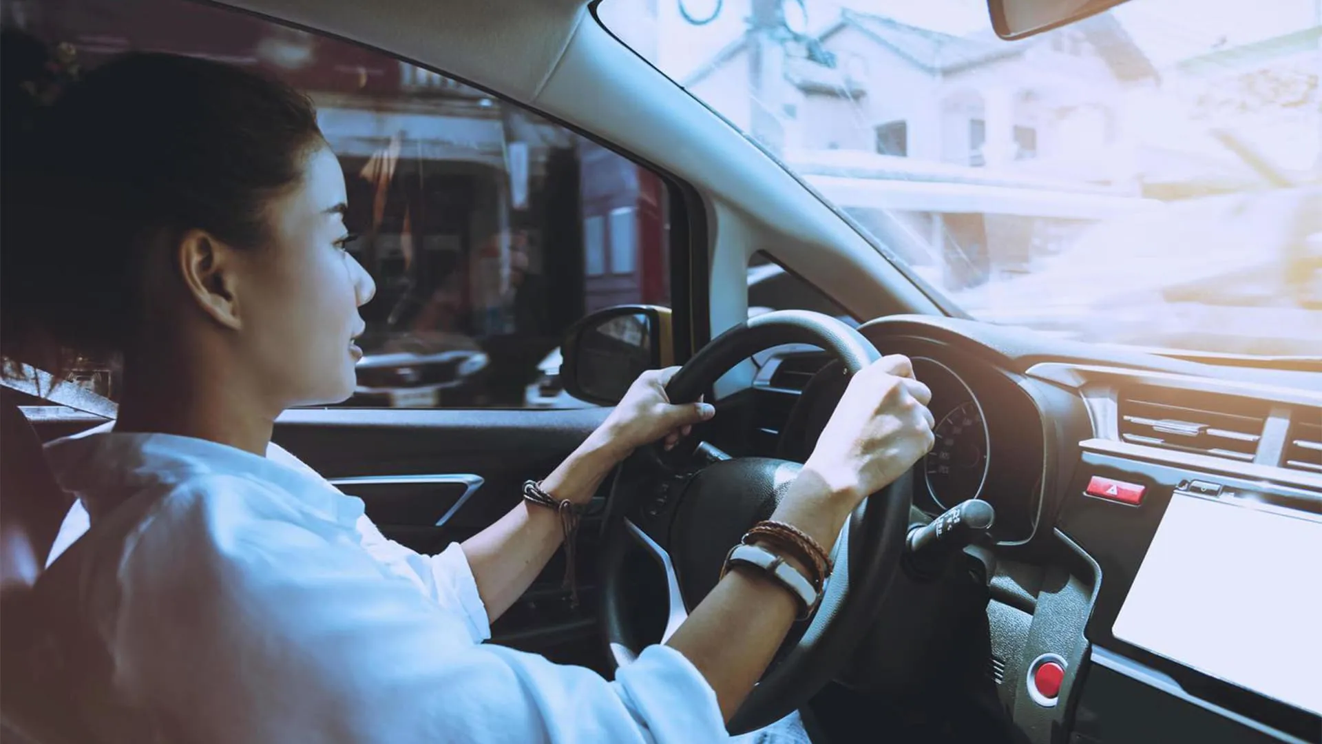 proteção veicular mulher dentro do seu carro olhando para frente