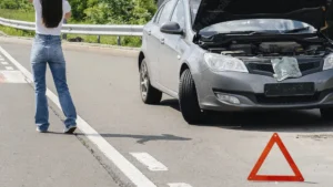 quebrou mulher na estrada com carro na lateral com o capo aberto
