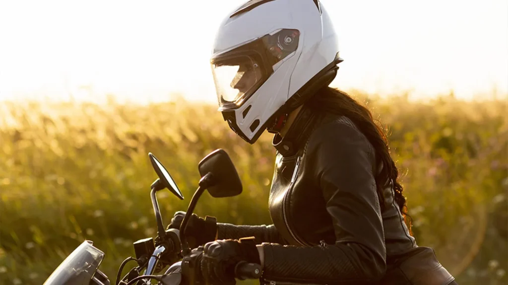 capacete Proteção para motos: mulher pilotando moto com capacete branco