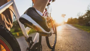 ciclistas pés em bicicleta em por do sol