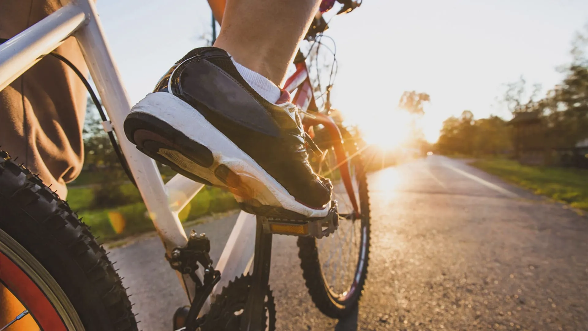 ciclistas pés em bicicleta em por do sol