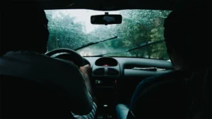 pessoa dirigindo carro durante chuva