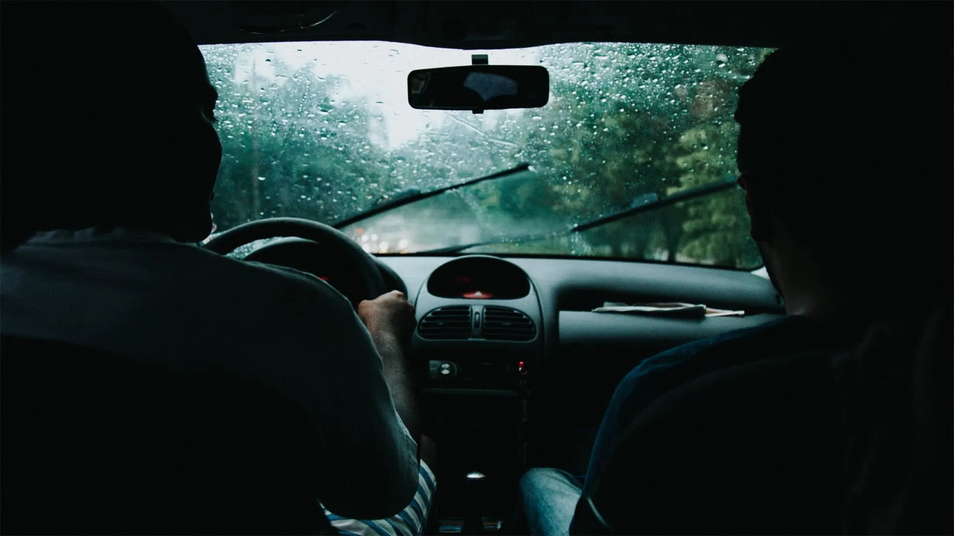 pessoa dirigindo carro durante chuva