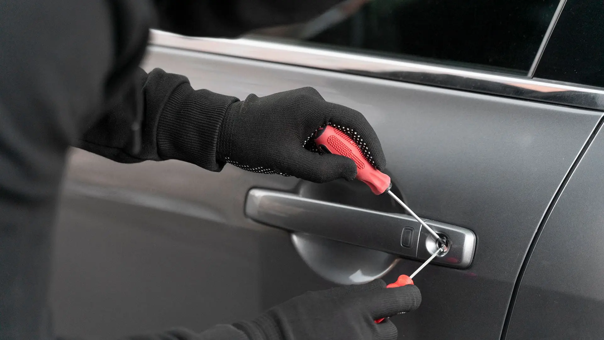 proteção veicular, mão segurando ferramentas mexendo em carro