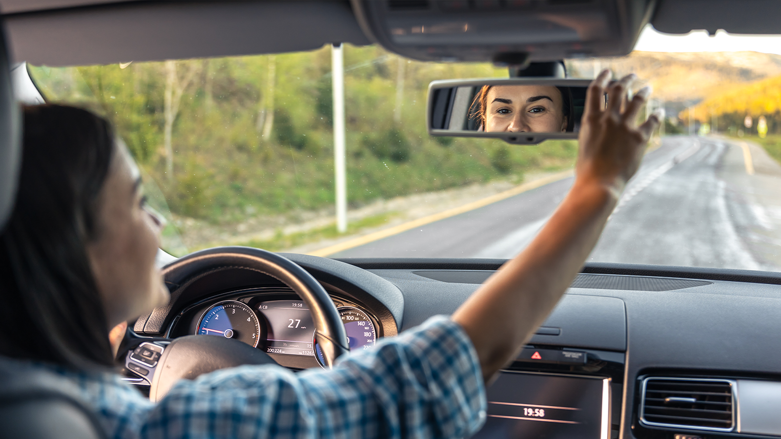 A importância da direção defensiva - mulher ajustando retrovisor