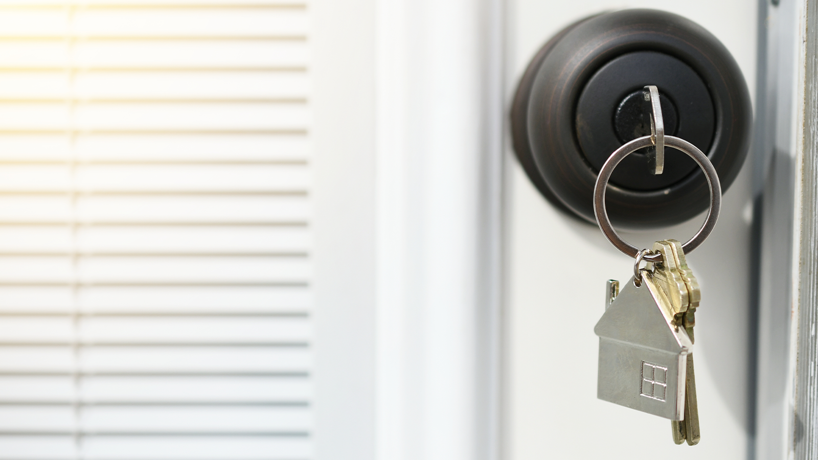 proteger sua casa e seu carro ao viajar - chave na fechadura de uma porta