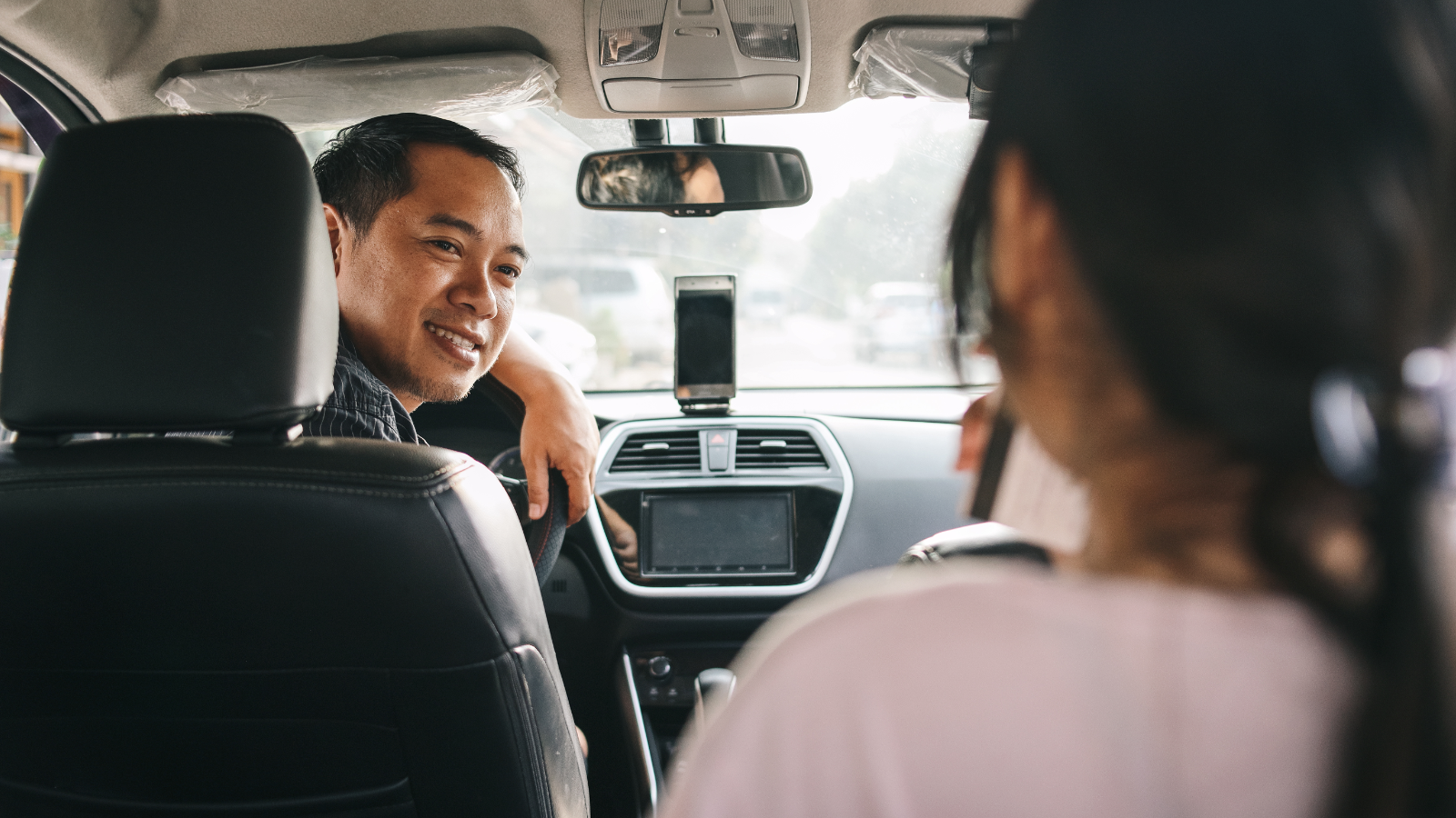 Motorista de aplicativos como Uber, 99 ou Ifood levando passageira